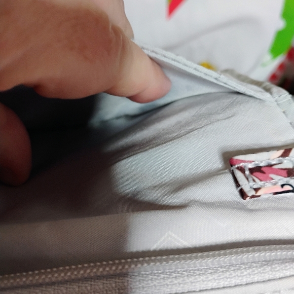 Vera Bradley Floral Wallet Has A Clip To Hang On Bag - Picture 5 of 6